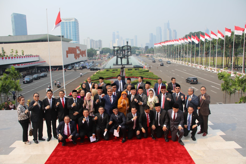 Ketua DPD Partai Gerindra Provinsi Jambi Dr. Ir. H. A.R. Sutan Adil Hendra, MM bersama para pengurus teras DPP Gerindra di Gedung DPR RI Senayan. 