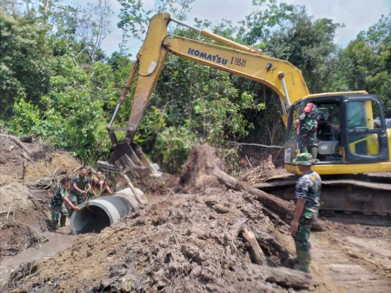 Satgas TMMD ke-121 Kodim 0415/Jambi Tuntaskan Pemasangan Gorong-Gorong di Desa Suka Maju.