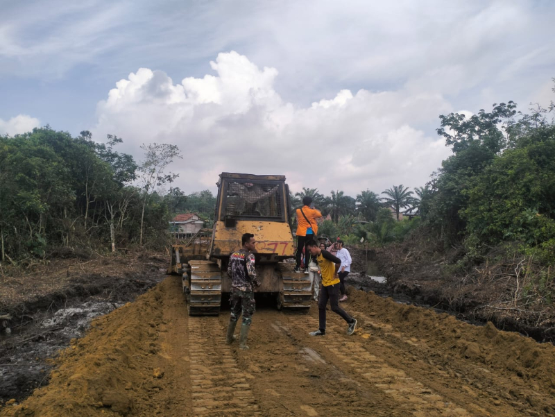 Kebersamaan Satgas TMMD dan Mahasiswa UNJA dalam Pembangunan Jalan di Desa Suka Maju