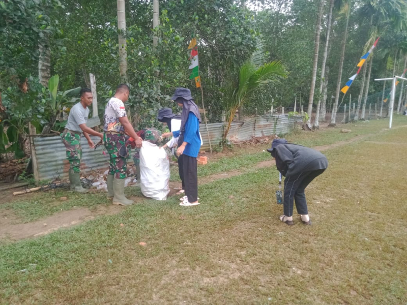 Bersama Mahasiswa dan Warga, Satgas Lakukan Pembersihan Lapangan Pasca Malam Inagurasi HUT RI 