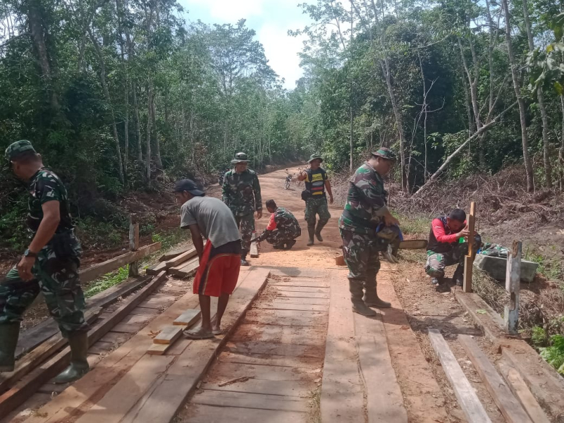 Satgas TMMD Kodim Jambi Bersama Masyarakat Gotong-royong Rehab Jalan