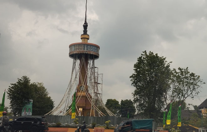 Taman Tugu Keris Siginjai Sakti di Kota Baru, Kota Jambi, saat ini ditutup sementara untuk perbaikan dan pemugaran.