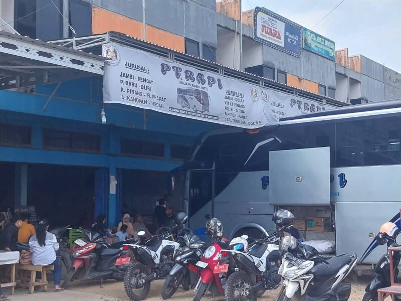 Aktivitas Bus AKAP masih menaik turunkan penumpang di luar terminal Alam Barajo.