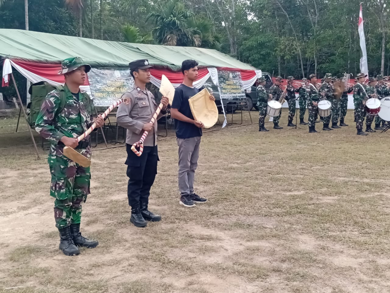 Satgas TMMD ke 121 Kodim 0415/Jambi melakukan gladi upacara penutupan program TMMD ke 121 Kodim 0415/Jambi, di lapangan Sepak Bola Bajaw, Desa Suka Maju.