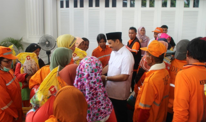 Anggota Komisi IX DPR RI Dr. Ir. H. A.R. Sutan Adil Hendra, MM memberikan perhatian kepada masyarakat dengan menyalurkan berbagai bantuan. 