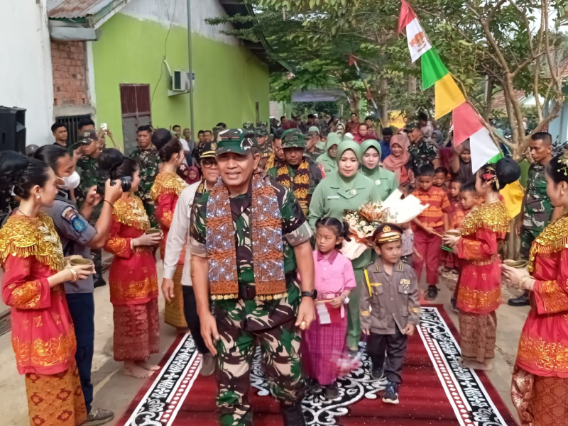 Penutupan TMMD 121 Kodim Jambi, Siwa-Siswi Antusian Sambut Kedatangan Danrem 042/Gapu, Brigjen TNI Rachmad