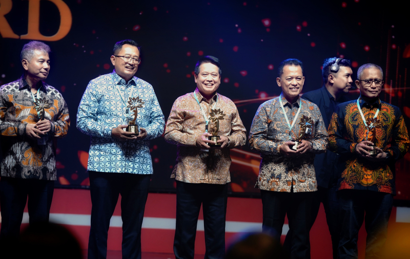 Direktur Utama BSI Hery Gunardi (tengah) saat menerima penghargaan dari OJK atas implementasi Program Satu Rekening Satu Pelajar (KEJAR) kategori Bank Umum Syariah Terbaik dari OJK di JI Expo Kemayoran Jakarta, Kamis (22/08).