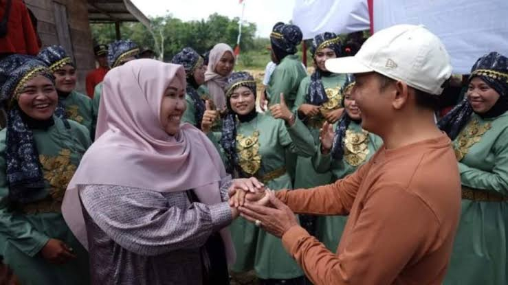 Bakal calon bupati Muaro Jambi Asnawi dan Masnah Busro tampil bersama pada cara budaya bekerang di Rengas Bangdung, Jaluko.  