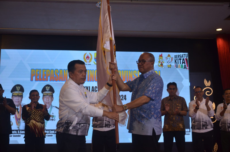 Penyerahan bendera dri Gubernur kepada ketua kontingen Pon Aceh Sumut AS Budianto