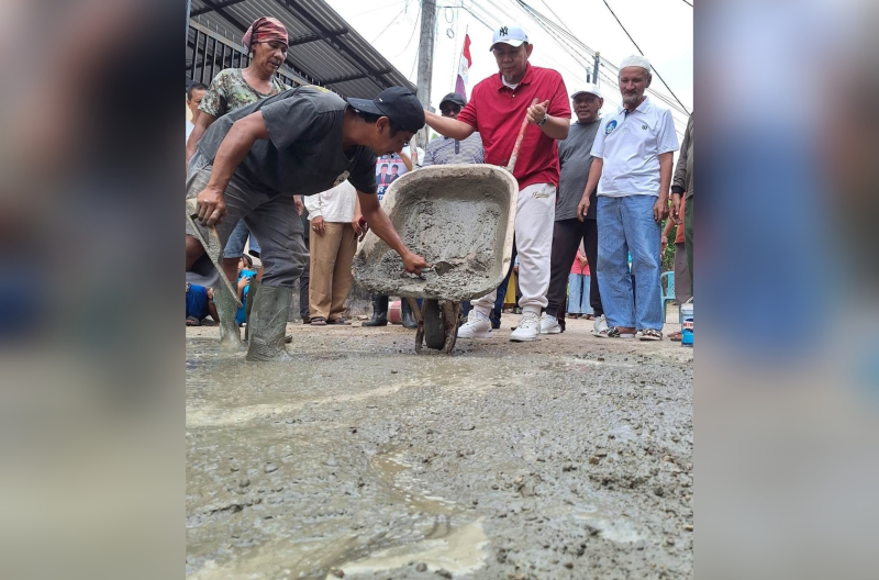 Goro di Simpang III Sipin, H Rahman Ikut Cor Jalan Bersama Warga