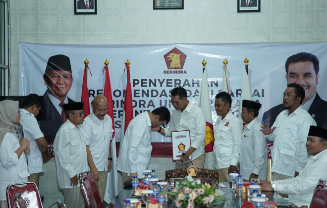 Cabup Batanghari Fadhil Arief menerima rekomendasi dukungan dari Partai Gerindra dan Partai Golkar, kemarin (26/8)