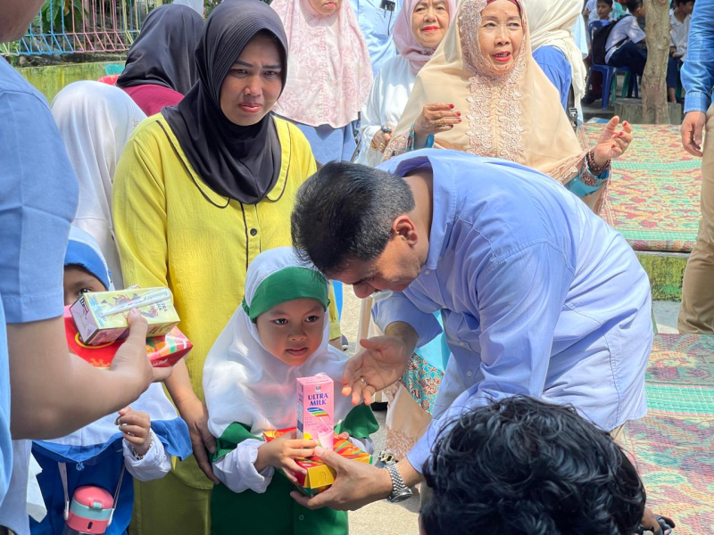 Anggota Komisi IX DPR RI, Dr. Ir. H. A.R. Sutan Adil Hendra, MM memberikan susu gratis kepada anak-anak usia dini dalam sebuah kegiatannya belum lama ini.