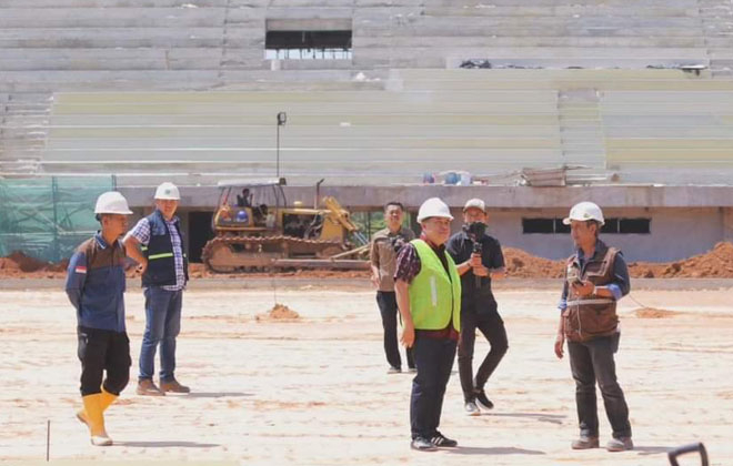 Kadis PUPR ketika meninjau pekerjaan stadion Juli lalu. Pemerintah memproyeksikan rampung pada Desember.