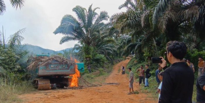 Salah satu alat berat eksavator untuk PETI dibakar oleh massa dari tiga dusun kecamatan Pelepat