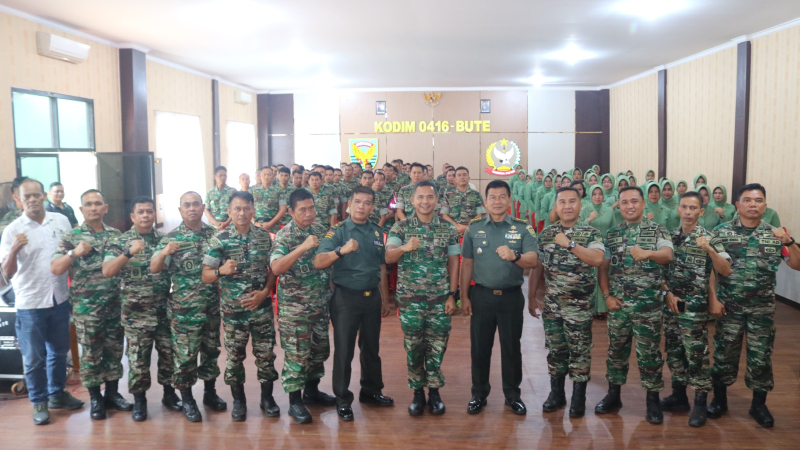 Prajurit, PNS dan Persit Kodim 0416/Bute menerima penyuluhan Binrohis dan Bintalidjuang dari Tim Bintaljarah Kodam II/Swj