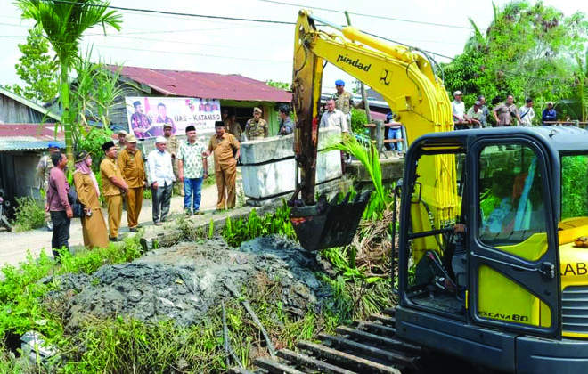 Bupati Tanjung Jabung Barat, Drs. H. Anwar Sadat, M.Ag, saat meninjau pelaksanaan normalisasi parit di RT 2, Parit Lapis, Kelurahan Sungai Nibung, Kecamatan Tungkal Ilir.