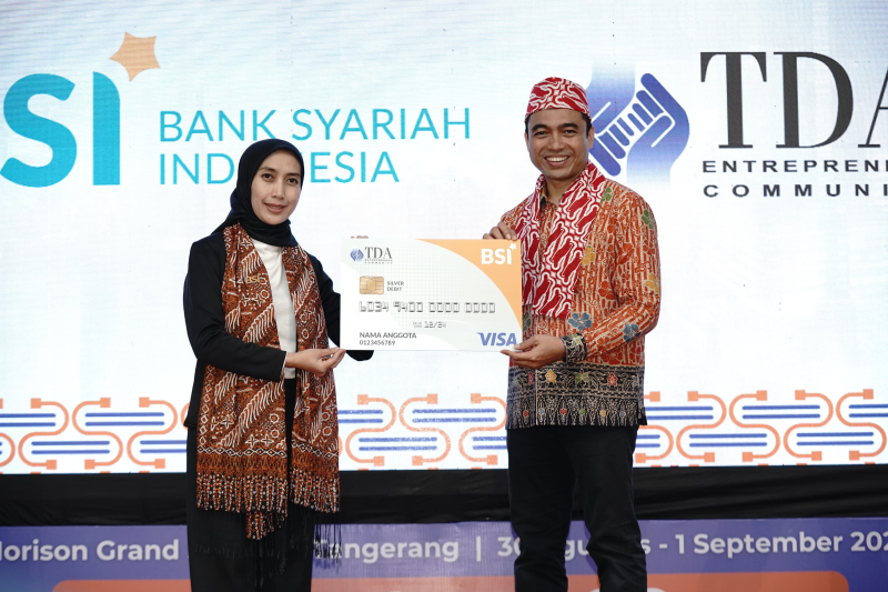 SVP Retail Deposit Solution BSI Vita Andrianty (kiri) bersama Presiden TDA 8.0 Eko Desriyanto (kanan) saat peluncuran Kartu Co-Branding ATM Debit BSI yang didesain khusus yang menjadi kartu member TDA di acara Musyawarah Kerja Nasional Komunitas Pengusaha Tangan Di Atas (TDA) 8.0 2024 di Hotel Horison Grand Serpong Tangerang, Banten (30/08).