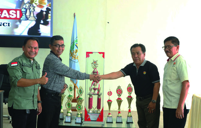 Penyerahan piala kepada pemenang Turnamen Catur Cup 1 tahun 2024.