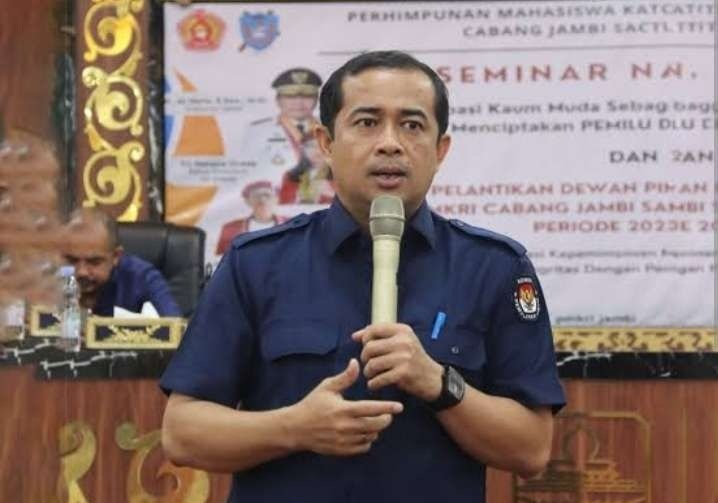 Ketua KPU Provinsi Jambi, Iron Sahroni ketika menghadiri udangan dalam rangka persiapan menghadapi Pilkada 2024. 