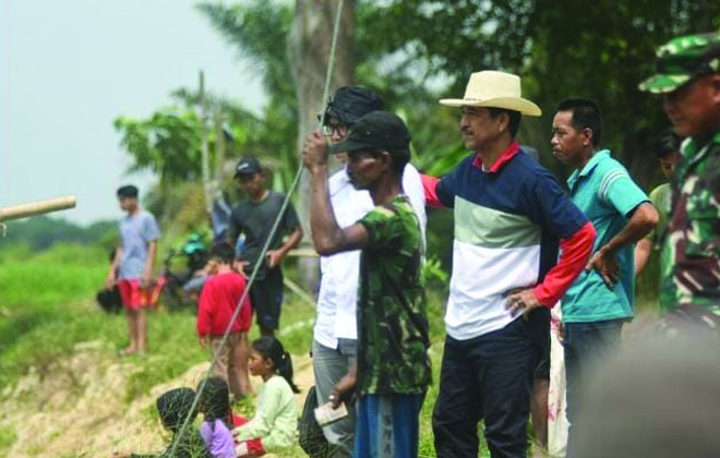 Pj Bupati Muaro Jambi saat ikut menangkap ikan (Bekarang) bersama-sama di Danau Padi.