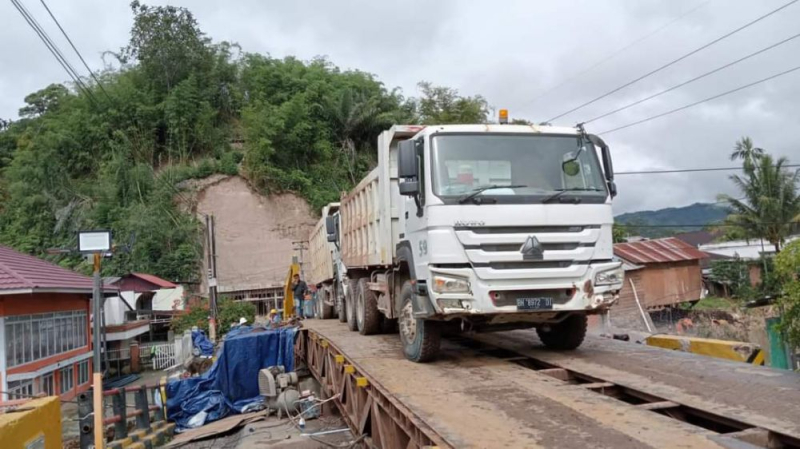 Jembatan darurat di Desa Baru Tamiai yang saat ini tak bisa dilewati karena dibongkar untuk dibuat jembatan permanen.