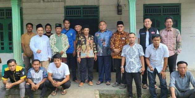 Bakal calon wakil gubernur Jambi, Sudirman bersama pengurus salah satu pondok pesantren di kabupaten Muaro Jambi. 

