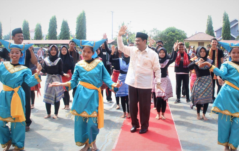 Ketua DPD Partai Gerindra Provinsi Jambi Dr. Ir. H. A.R. Sutan Adil Hendra, MM disambut tarian khas daerah dalam salah satu kunjungannya. 