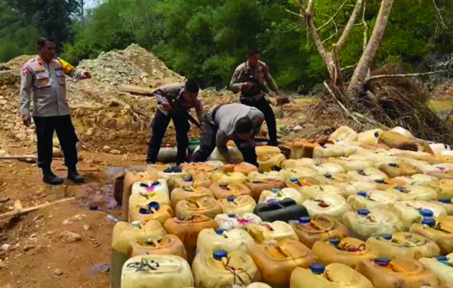 Kapolres Bungo AKBP Eko Pimpin Razia PETI di Dusun Sungai Telang dan sekaligus pemusnahan BBM Jenis solar