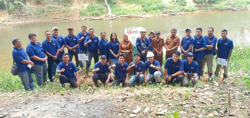 Semarakkan RGE Founder's Day, PT Dasa Anugerah Sejati Lakukan Bakti Sosial Dengan Penanaman Bibit Pohon dan Pembersihan Sungai di Jambi