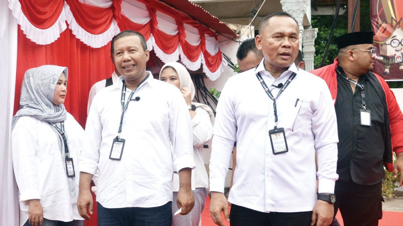 Bakal calon gubernur dan wakil gubernur Jambi pasangan Romi Hariyanto-Sudirman mendapatkan penyambutan ketika mendaftar di Komisi Pemilihan Umum (KPU) Provinsi Jambi. 