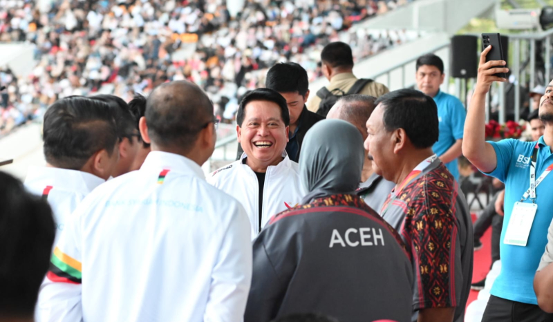 Direktur Utama BSI Hery Gunardi (tengah) berbincang dengan jajaran Direksi BSI dan stakeholder saat menghadiri Upacara Pembukaan PON Aceh - Sumut XXI 2024 yang dibuka oleh Presiden Republik Indonesia Joko Widodo di Stadion Harapan Bangsa, Banda Aceh, Senin (9/9).