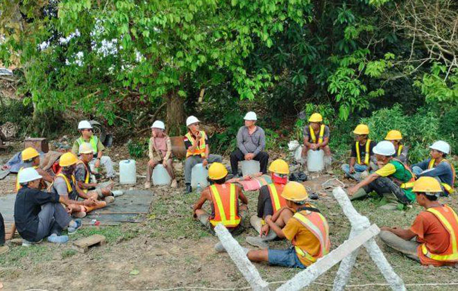 Pekerja jembatan dusun Mangun Jayo, kabupaten Bungo disidak oleh UPTD Balai Pengawasan Ketenagakerjaan Wilayah II Provinsi Jambi bersama Dinas PUPR Kabupaten Bungo.