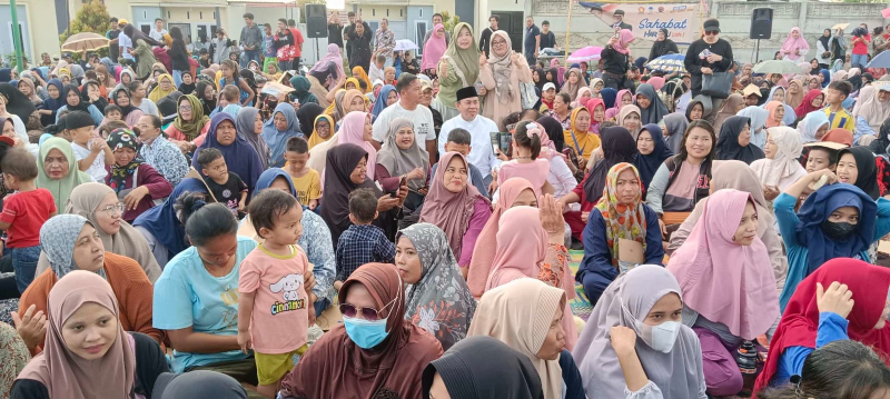 Di Halaman Masjid Fabiansyah di Tengah Guyuran Hujan, Warga Tak Beranjak Bersama Rahman-Guntur