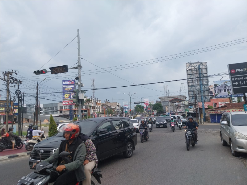 Kondisi simpang Mayang yang sering macet akibat padatnya lalu lintas. Usulan flyover ikut disuarakan anggota DPR RI, Kementerian menyebut akan memprioritaskan pada tahun 2025.