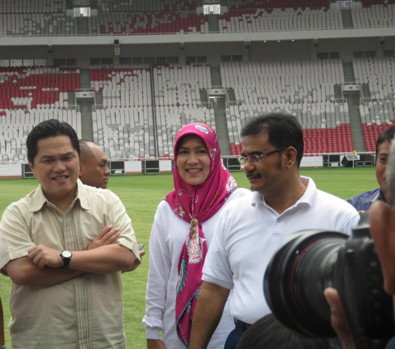 Anggota DPR RI Dr. Ir. H. A.R. Sutan Adil Hendra, MM bersama Menteri BUMN menijau Stadion Gelora Bung Karno (GBK) jelang pertandingan sepakbola beberapa waktu lalu. 