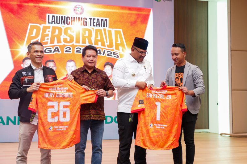 Direktur Utama BSI Hery Gunardi (kiri kedua) dan (Pj) Gubernur Aceh Safrizal ZA (kanan kedua) menerima jersey dari Direktur Keuangan Persiraja Razami Dek Cut (kiri) dan Manajer Persiraja Ridha Mafdhul Gidong (kanan) pada agenda Launching Tim Persiraja Musim 2024 di  Gedung Landmark BSI Aceh, Selasa (10/9).