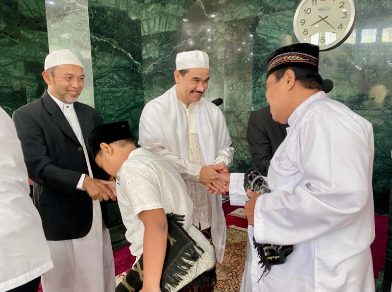 Anggota DPR RI Dr. Ir. H. A.R. Sutan Adil Hendra, MM bersama masyarakat usai saling berjabat tangan usai menggelar sebuah acara di salah satu masjid di Kota Jambi.