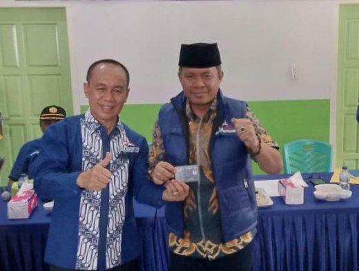 Bakal calon wakil bupati Tebo, Nazar Efendi ketika menerima Kartu Tanda Anggota (KTA) partai Demokrat dan secara resmi menjadi kader partai.