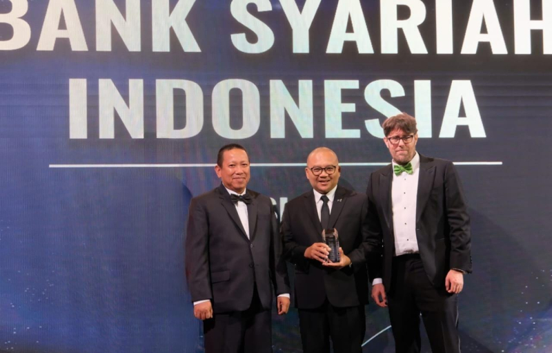 Direktur Wholesale Transaction Banking BSI Zaidan Novari (kiri) dan Direktur Information Technology BSI Saladin Dharmanugraha Effendi (tengah) saat menerima penghargaan Best Digital Bank dalam ajang internasional Euromoney Awards for Excellence 2024 di Singapura, Kamis malam (12/9).