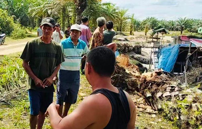 Sejumlah warga melakukan penolakan atas aktivitas PETI di tanah warga.