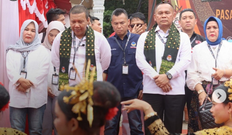 Bakal calon gubernur dan wakil gubernur Jambi pasangan Romi Hariyanto-Sudirman disambut tari khas Jambi pada saat mendaftar di Komisi Pemilihan Umum (KPU) Provinsi Jambi.