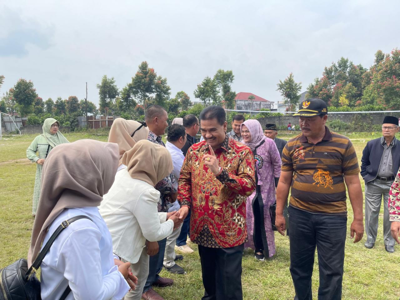 Anggota DPR RI Dr. Ir. H. A.R. Sutan Adil Hendra, MM disambut emak-emak dalam dalam kunjungannya beberapa waktu lalu.