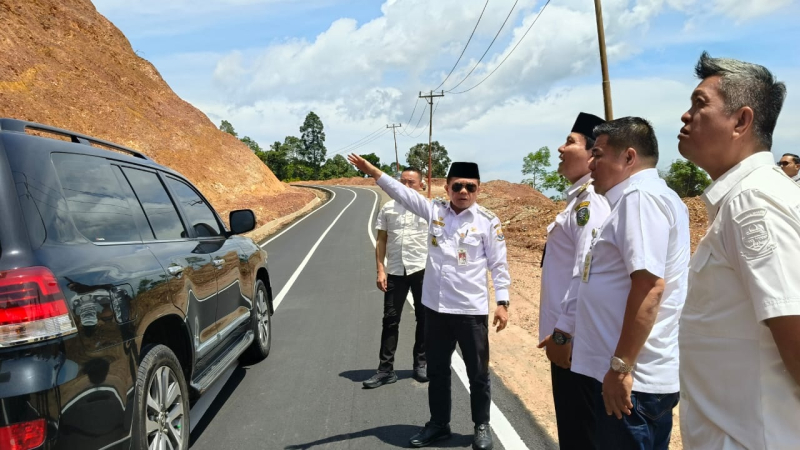 Gubernur Jambi Al Haris Bersama Jajarannya Meninjau Jalan Multiyears Batangasai.