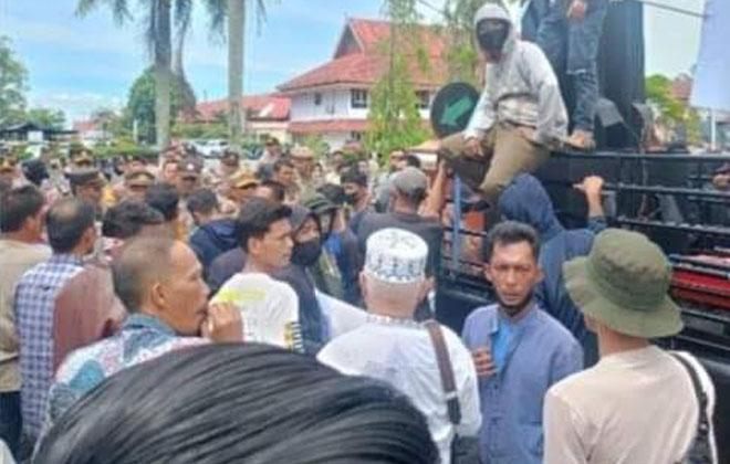 Ratusan warga dusun Tanah Periuk, Bungo berunjuk rasa menuntuk Datuk Rio mundur dari jabatannya.