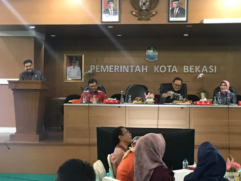 Anggota Komisi IX DPR RI Dr. Ir. H. A.R. Sutan Adil Hendra, MM menyampaikan sambutan dalam acara kunker di Kota bekasi.