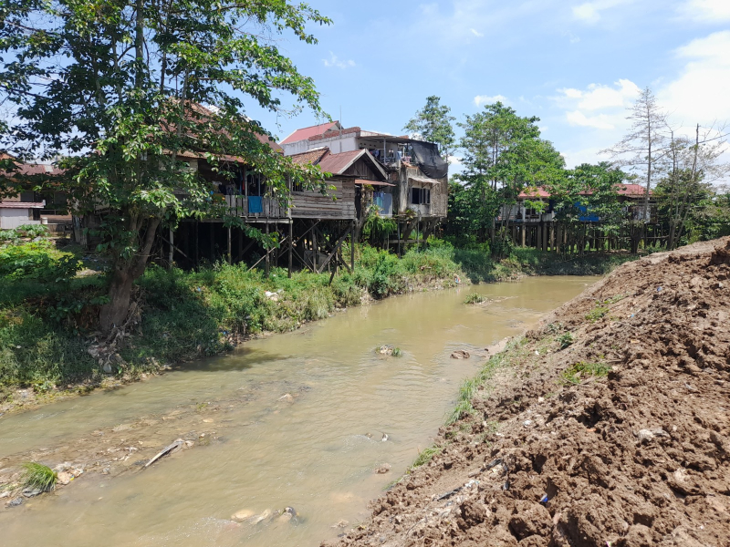 Sejumlah rumah panggung di RT 19, Kelurahan Sungai Asam, Kecamatan Pasar, terancam ambruk akibat proyek normalisasi aliran sungai.