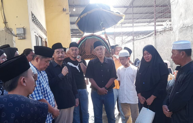  Ketua DPD Partai Gerindra Provinsi Jambi Dr. Ir. H. A.R. Sutan Adil Hendra, MM memberikan sambutan ketika melepas jenazah almahum Syam Hanafiah ke tempat pemakaman.