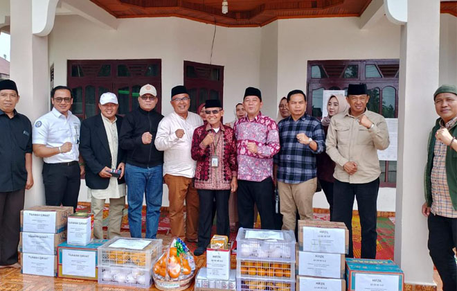 Kabag SDM Umum dan Komunikasi BPJS Kesehatan Cabang Jambi Agusrianto menyerahkan bantuan OSR) untuk kafilah Kota Jambi  di lokasi pemondokan Kafilah MTQ Tingkat Provinsi Jambi 2024.