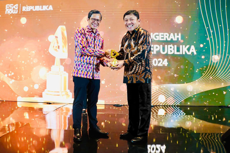 Wakil Direktur Utama BSI Bob Tyasika Ananta (kanan) menerima penghargaan Best Practices in Regulation Compliance dalam ajang Anugerah ESG Republika Award 2024 di Hotel Westin Jakarta.