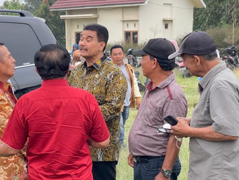 Anggota DPR RI Dr. Ir. H. A.R. Sutan Adil Hendra, MM disambut perwakilan tokoh masyarakat dalam sebuah kunjungannya belum lama ini.